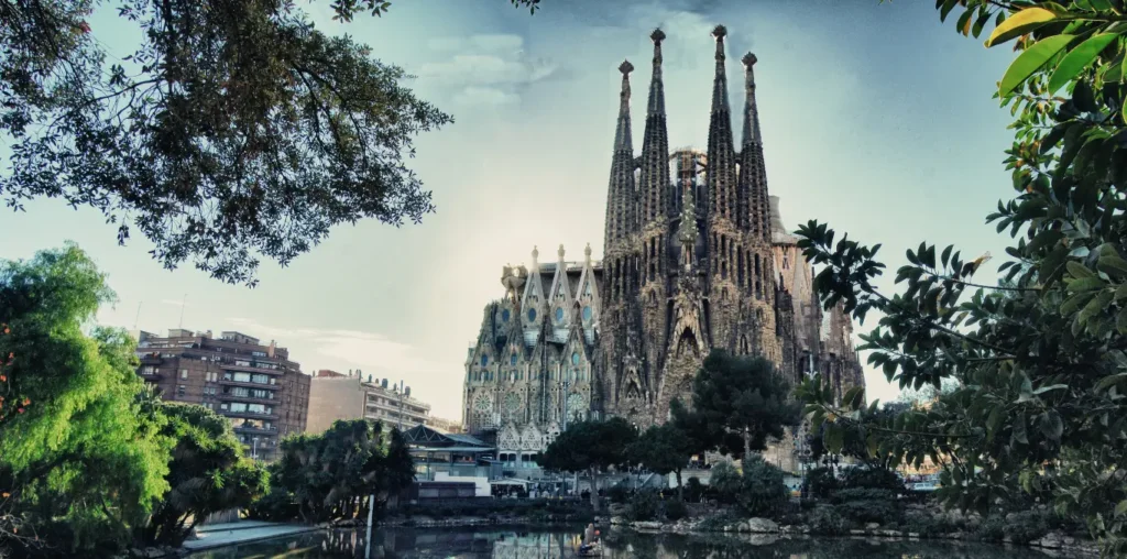 La Sagrada Familia: Un sueño en piedra que cobra vida ff