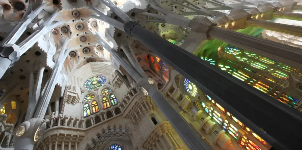 La Sagrada Familia: Un sueño en piedra que cobra vida fg