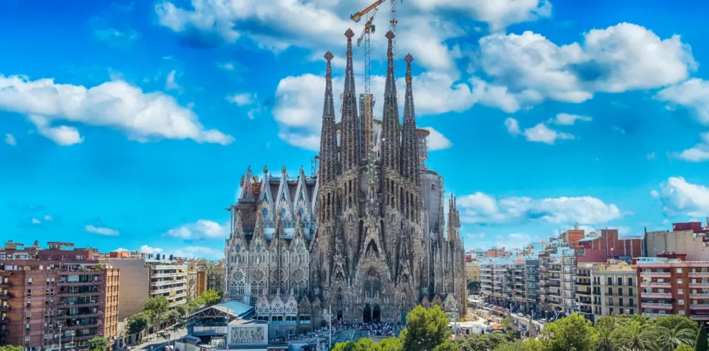 La Sagrada Familia: Un sueño en piedra que cobra vida dsfd