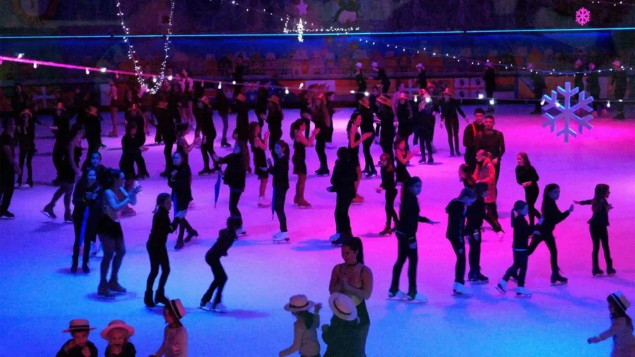 ¡Descubre la pista de patinaje sobre hielo más grande de Barcelona!